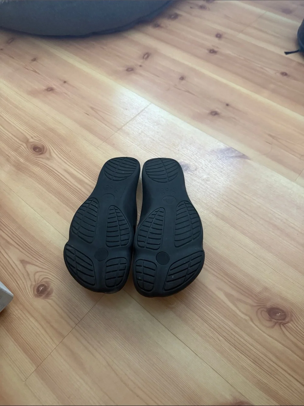 CROCS Men's Black Ergonomic Flip Flops